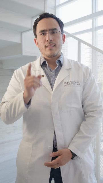 En medicina, las decisiones solitarias tienen puntos ciegos. Siempre.

No porque los médicos no sean buenos, sino porque ninguna mente, por experta que sea, puede ver el cuadro completo desde un solo ángulo. Y en oncología, un punto ciego puede cambiar el rumbo de un tratamiento completo.

Lo que cambia cuando hay un equipo multidisciplinario no es solo la calidad técnica de las decisiones. Es algo más difícil de medir pero más fácil de sentir: la sensación de que hay una ruta. De que alguien está viendo el mapa completo y no solo el tramo donde están parados hoy.

Eso no es un lujo en oncología. Es lo que debería ser el estándar.

Si quieres entender cómo trabaja el equipo de Morgan y qué significa eso para tu caso, escríbenos por mensaje directo a Morgan Centro de Alta Especialidad.