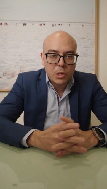 Cuando alguien recibe quimioterapia, la atención está puesta en el médico, en los resultados, en cómo se siente el paciente al salir. Raramente alguien piensa en lo que pasó antes de que ese medicamento llegara a la vena.

Hay una capa del cuidado oncológico completamente invisible para el paciente, pero que determina si el tratamiento es seguro o no. No es exagerado decirlo así.

La dosis correcta, preparada en condiciones controladas, verificada antes de administrarse, con registro de cada lote y cada proceso. Eso no sucede por accidente. Sucede porque hay un sistema diseñado para que no haya margen de error cuando lo que está en juego es la salud de una persona.

Lo que no se ve también importa. A veces, es lo más importante.

Si tienes preguntas sobre los estándares de seguridad en tratamientos oncológicos, escríbenos por mensaje directo a Morgan Centro de Alta Especialidad.