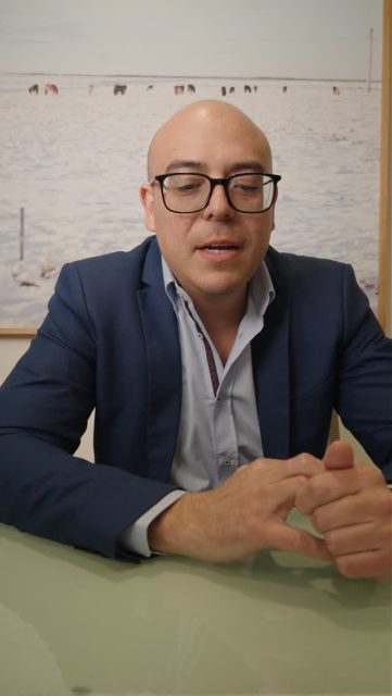 Hay un agotamiento que no viene del diagnóstico ni del tratamiento. Viene de tener que ser el coordinador de tu propio caso.

De llevar tus estudios de un consultorio a otro. De repetir tu historia clínica cada vez que ves a un especialista diferente. De no saber si el oncólogo y el cirujano están hablando entre ellos, o si cada uno está tomando decisiones sin saber lo que el otro decidió.

Ese agotamiento tiene nombre: atención fragmentada. Y es más común de lo que debería ser.

Cuando las especialidades trabajan coordinadas, el paciente deja de ser el hilo que conecta los puntos. Alguien más carga con eso. Y esa diferencia, aunque no aparece en ningún estudio, se siente en cada consulta.

Si quieres saber cómo funciona la atención coordinada en Morgan, escríbenos por mensaje directo a Morgan Centro de Alta Especialidad.