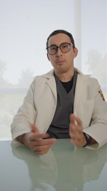 Tal vez creciste escuchando que en tu familia "el cáncer es hereditario" y esa frase se quedó contigo como una sombra.

Lo que nadie te dijo es que esa historia no es una sentencia. Es un punto de partida.

Conocer tus antecedentes familiares con la orientación correcta cambia completamente el panorama: deja de ser algo que temes y se convierte en algo que puedes usar. El asesoramiento genético oncológico existe precisamente para eso: traducir esa información en acciones concretas, en seguimiento oportuno, en decisiones que tienen sentido para tu biología particular.

La pregunta no es "¿voy a tener cáncer?" La pregunta correcta es: "¿qué puedo hacer hoy con lo que sé?"

Si tienes historial oncológico familiar y quieres saber qué hacer con esa información, escríbenos por mensaje directo a Morgan Centro de Alta Especialidad.